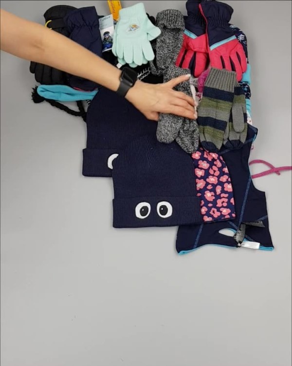 Фотография  256 - Шапки, шарфы, перчатки детские СТОК#3 кг, ЛОТ №2452 оптом в Магадане и Магаданской области