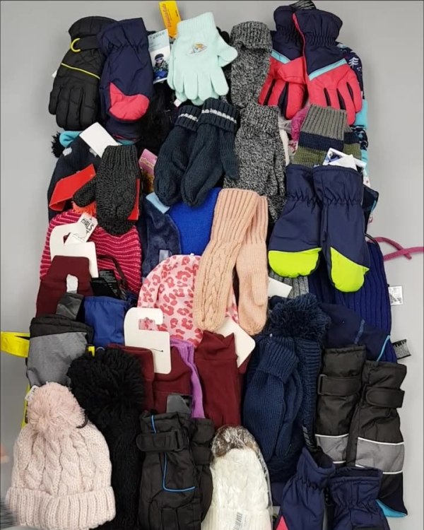 Фотография  656 - Шапки, шарфы, перчатки детские СТОК#3 кг, ЛОТ №2452 оптом в Магадане и Магаданской области