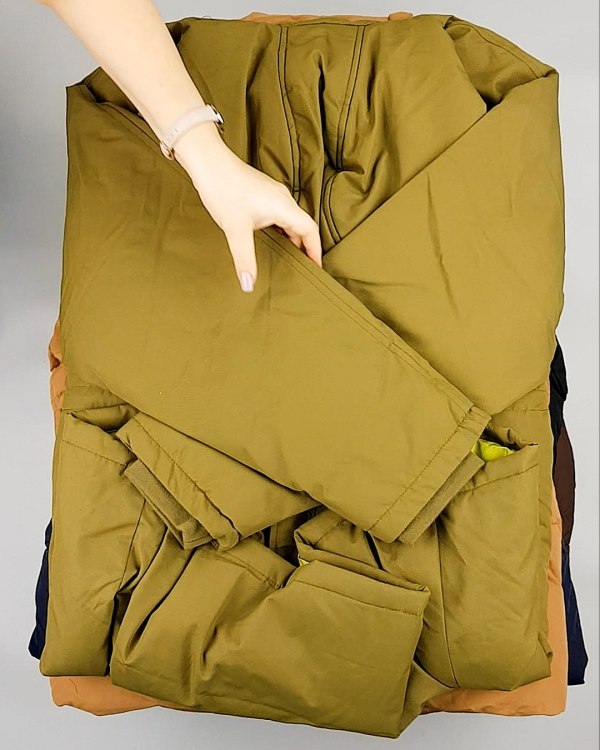 Фотография  744 - Верхняя одежда Дания#9,9 кг, ЛОТ №7057 оптом в Магадане и Магаданской области