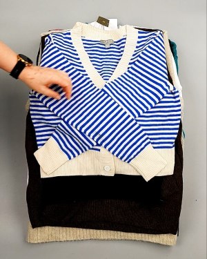 Фотография  370 - Джемпера СТОК CAN 084#7 кг, ЛОТ №7647 оптом в Магадане и Магаданской области