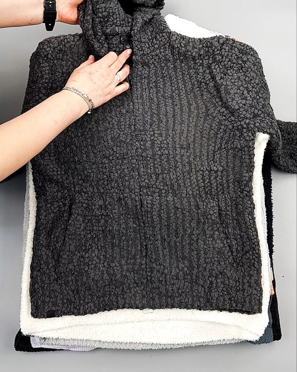 Фотография  594 - Джемпера СТОК CAN 084#7 кг, ЛОТ №7648 оптом в Магадане и Магаданской области