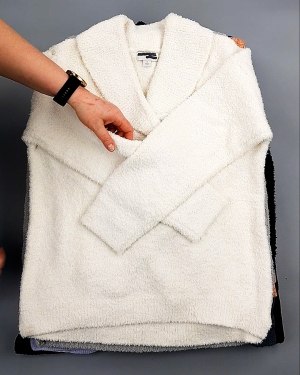 Фотография  372 - Джемпера СТОК CAN 084#7 кг, ЛОТ №7648 оптом в Магадане и Магаданской области