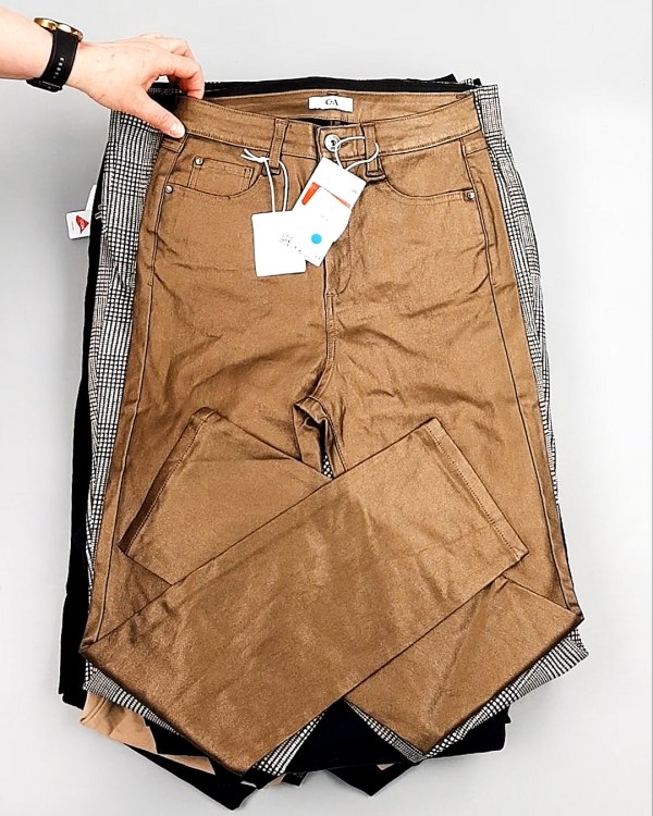 Фотография  424 - Брюки женские лето C&A 025#10 кг, ЛОТ №7892 оптом в Магадане и Магаданской области