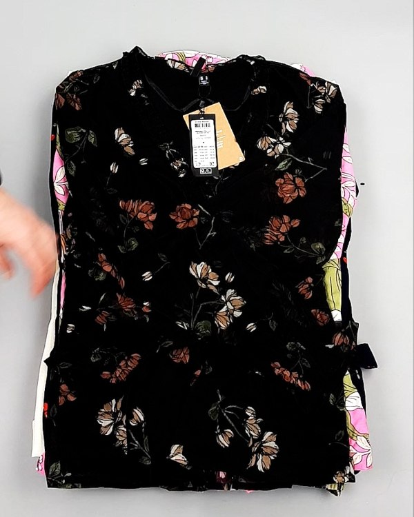 Фотография  669 - Блузки Bestseller 44#5 кг оптом в Магадане и Магаданской области