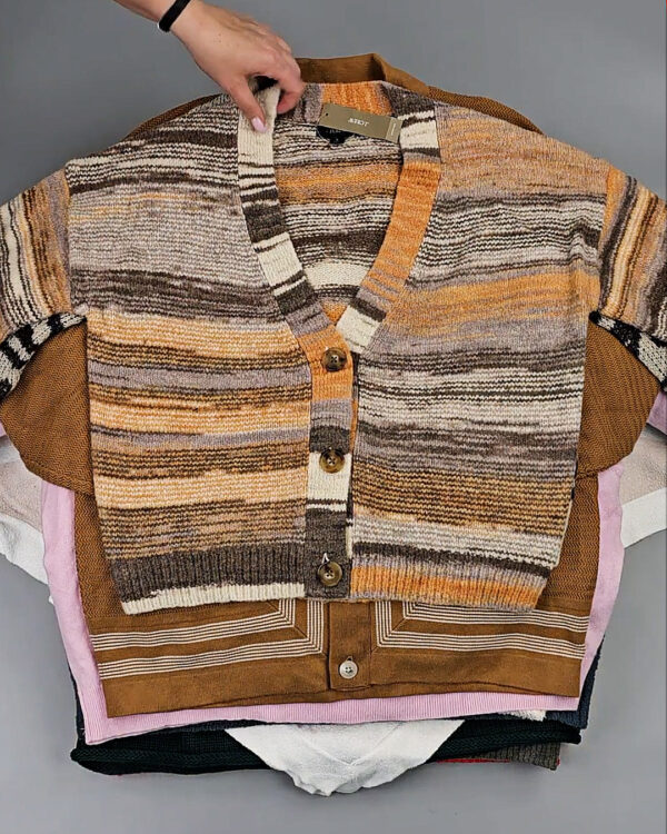 Фотография  433 - Джемпера СТОК CAN#10 кг, ЛОТ СТ-9915 оптом в Магадане и Магаданской области